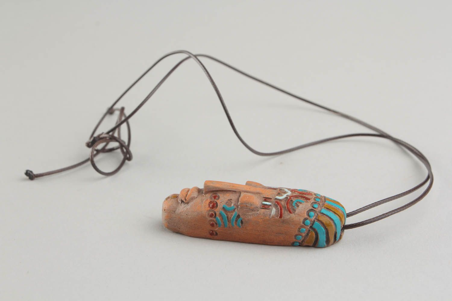 Pingente de cerâmica feito de argila pintado com tintas acrílicas no estilo Africano foto 2