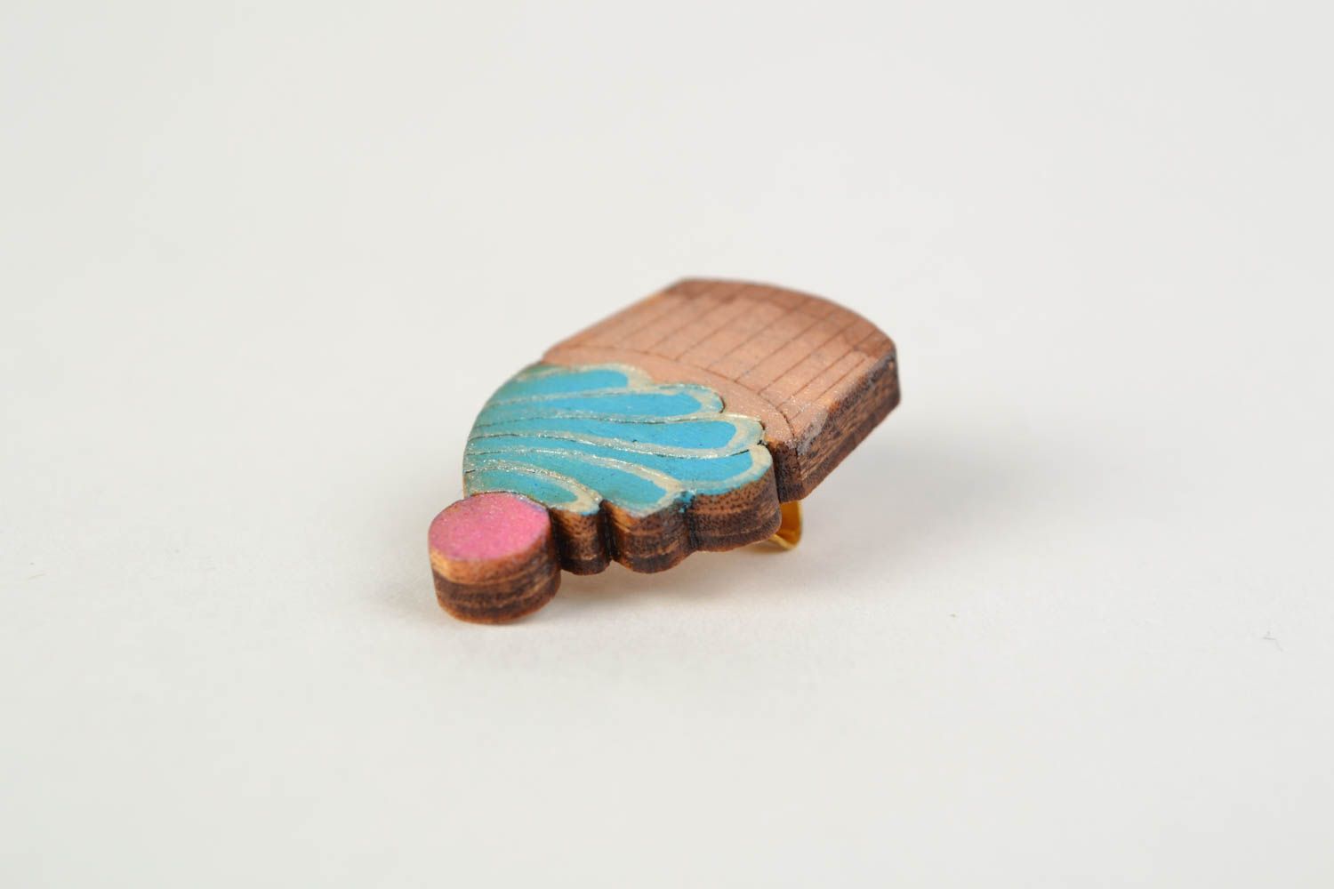 Ungewöhnliche kleine Kinder Brosche aus Holz in Form vom Kuchen mit Acrylfarben bemalt handmade foto 5