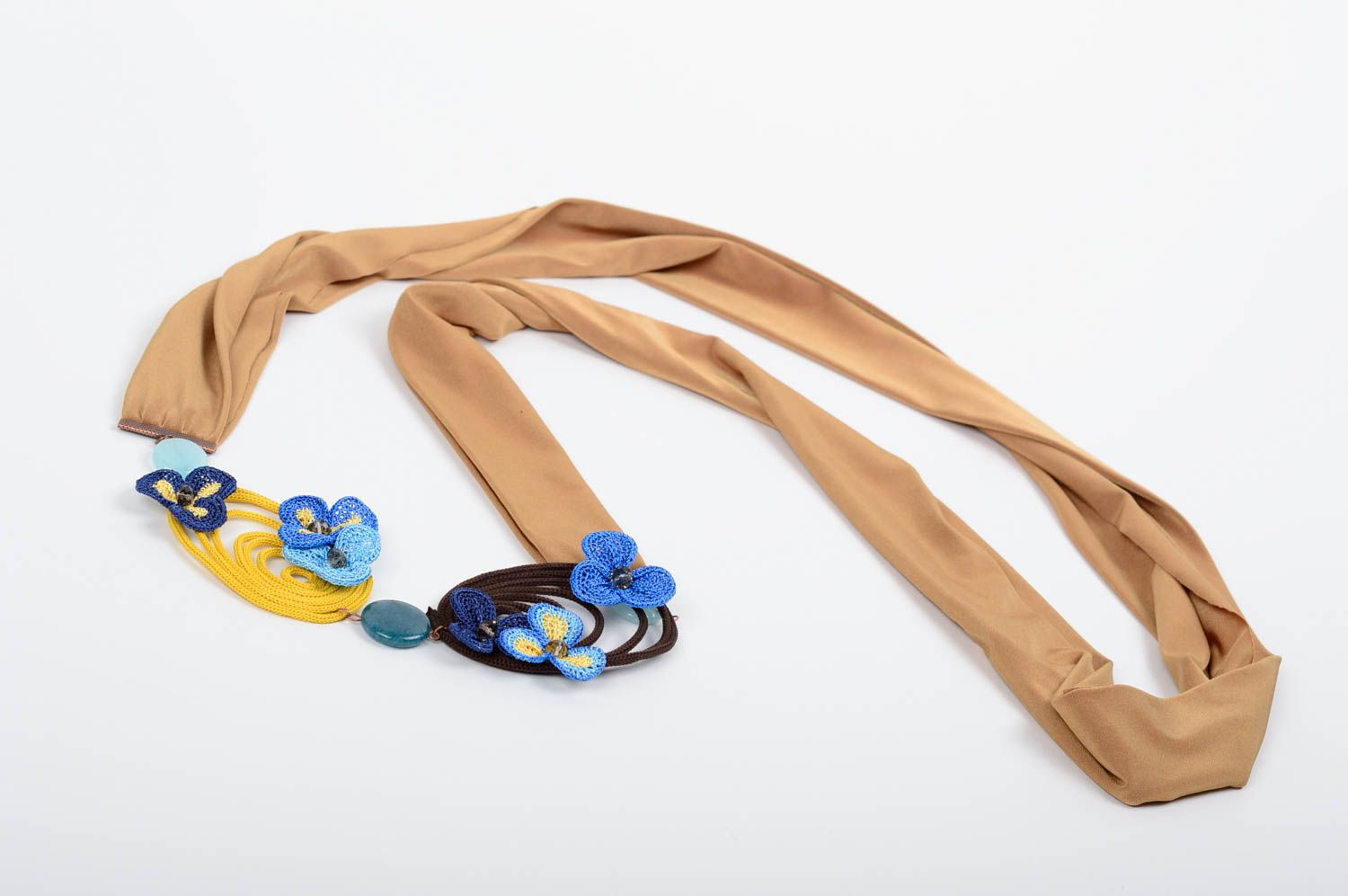 Écharpe beige avec fleurs Écharpe faite main en tricotine originale Cadeau femme photo 4
