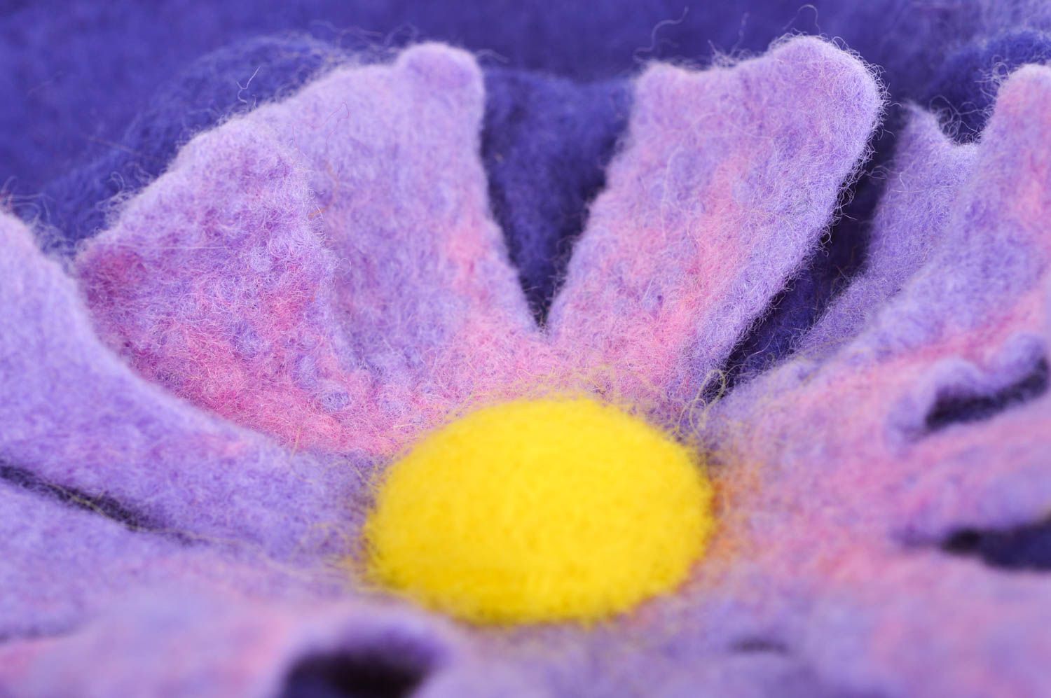 Bonnet laine fait main Chapeau chaud avec fleur tons lilas Vêtement femme photo 4
