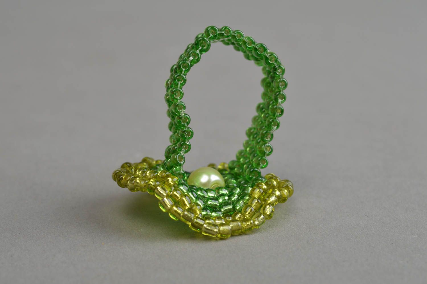 Кольцо из бисера с бусинкой в виде зеленого цветка ручной работы светлое  фото 3