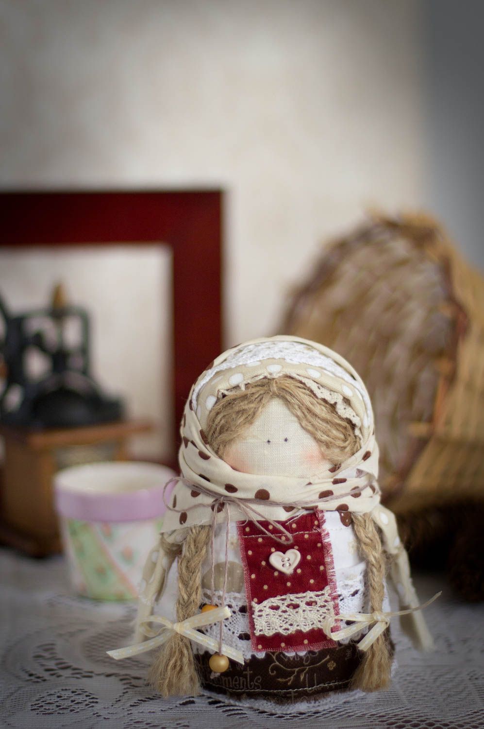 Muñeca amuleto hecha a mano de tela natural hermosa original con granos  foto 1