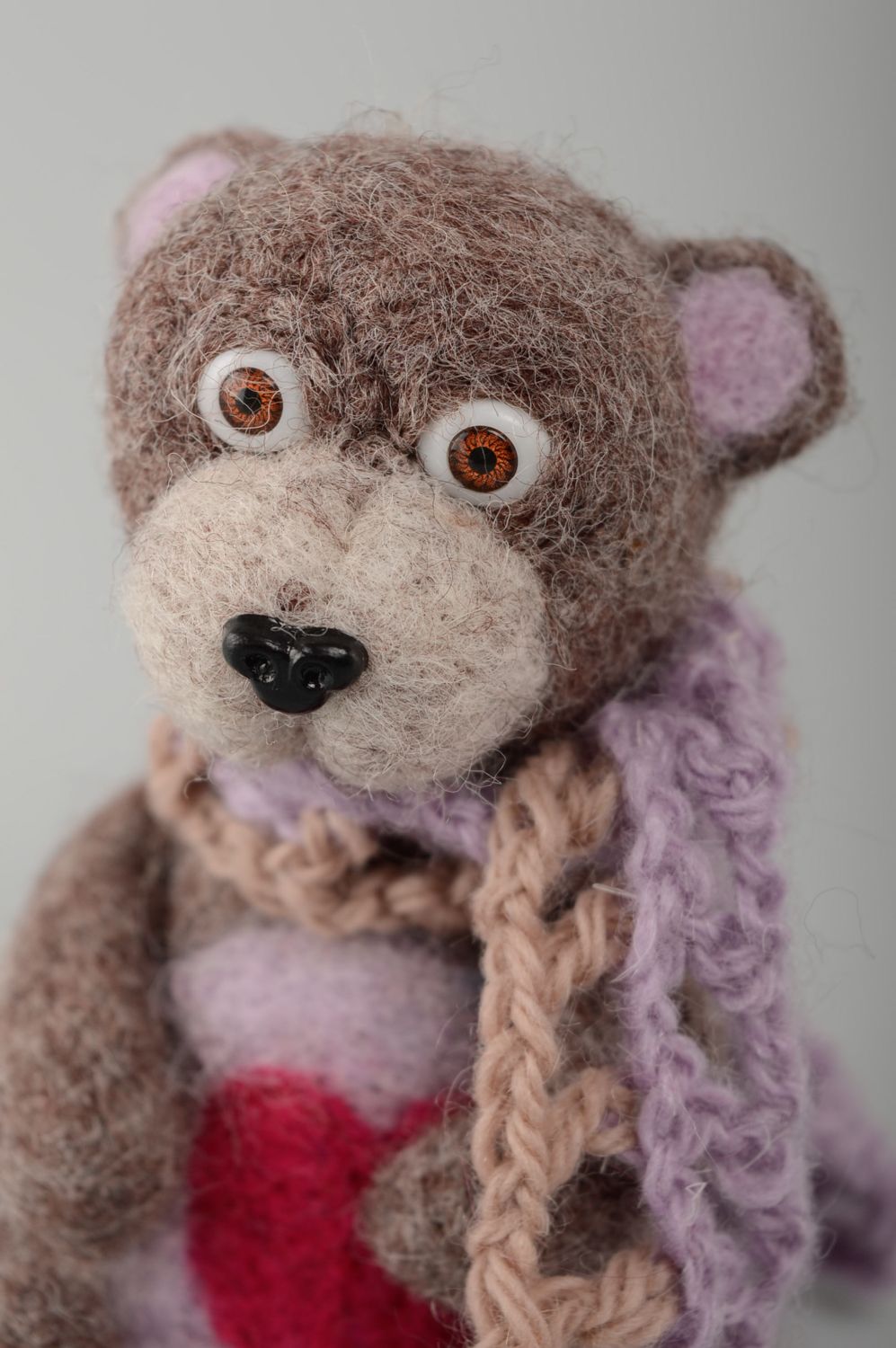 Jouet décoratif en laine feutrée fait main Ours avec écharpe tricotée photo 2