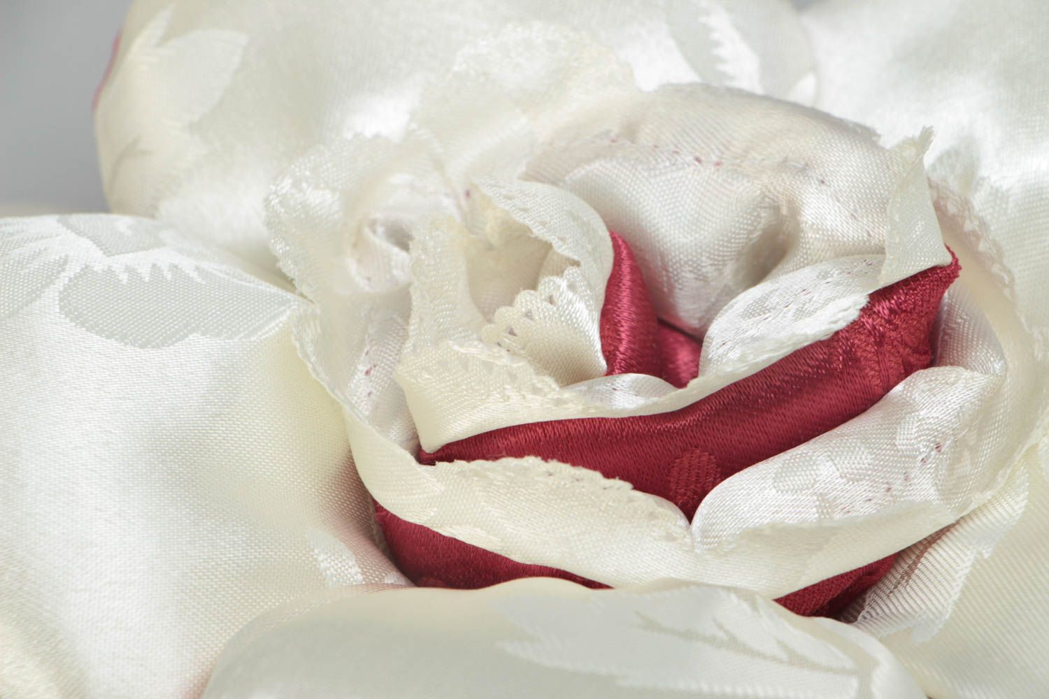 Мягкая диванная подушка в виде цветка атласная красивая белая ручной работы фото 3