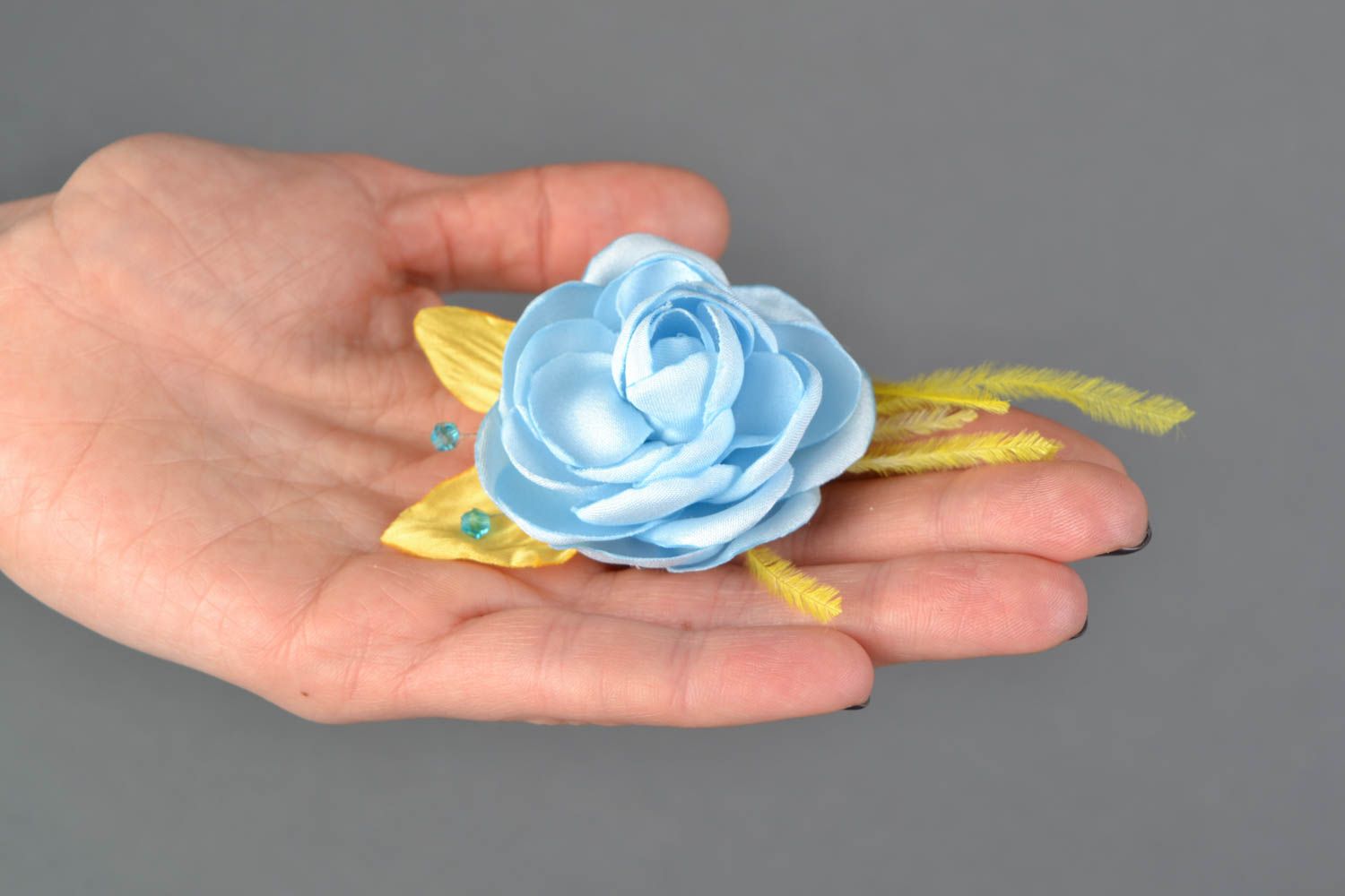 Дизайнерская заколка для волос из атласа и шифона Голубая роза фото 2