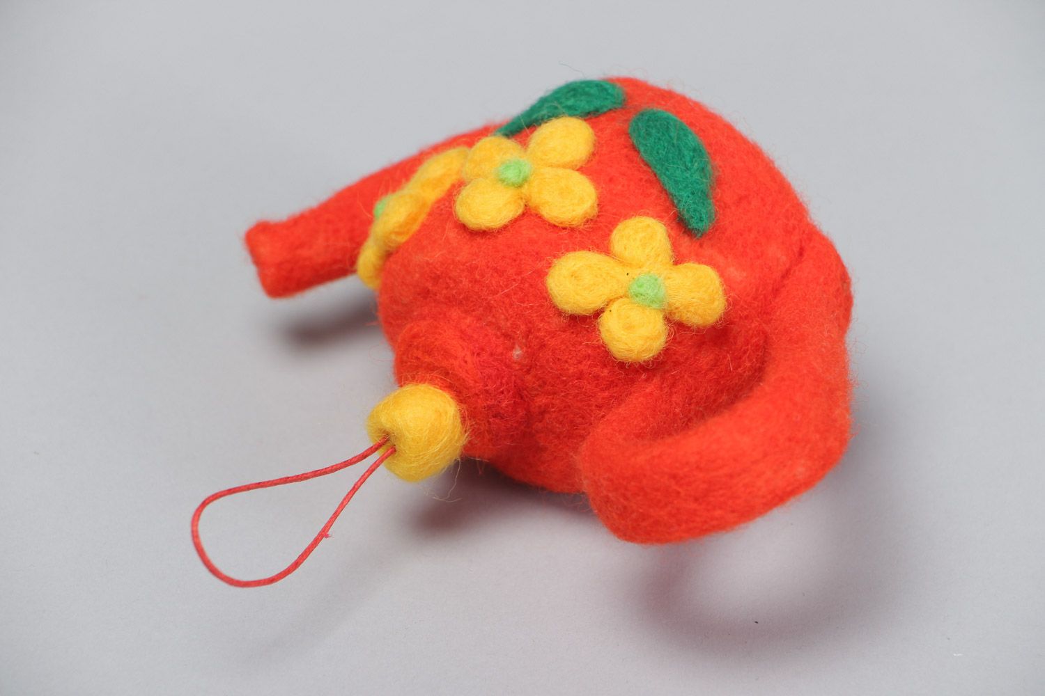 Colgante de lana artesanal rojo tetera de lana juguete de autor  foto 4