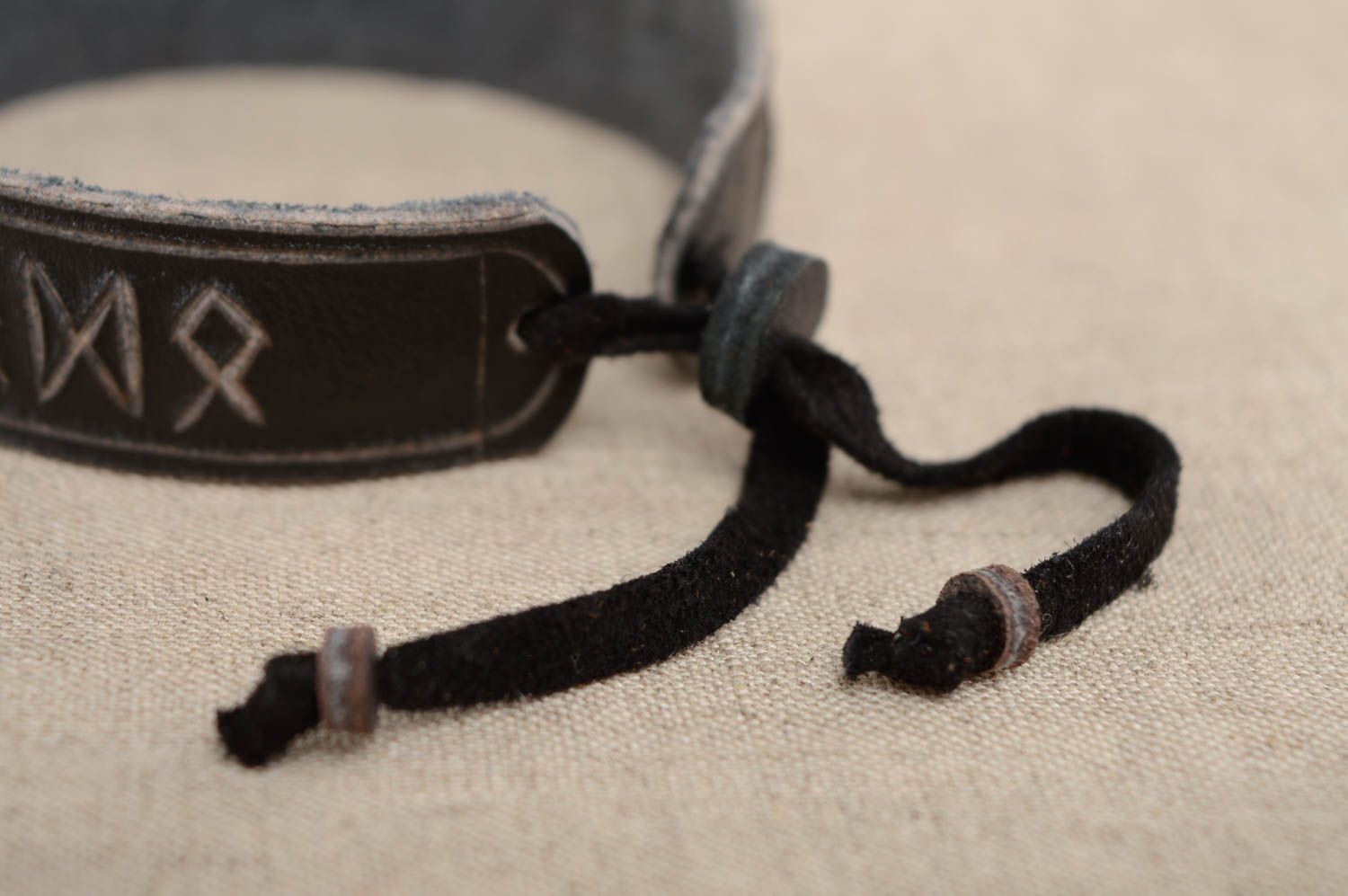 Bracelet en cuir naturel noir avec runes gravées fait main original design photo 3