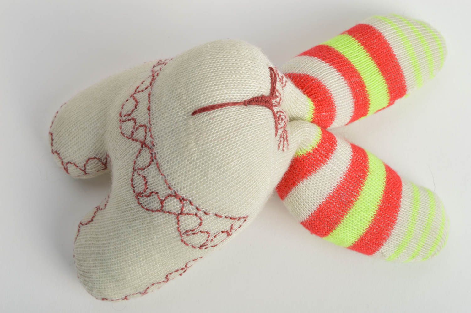 Juguete de peluche infantil artesanal de tela de tricot con forma de liebre  foto 5