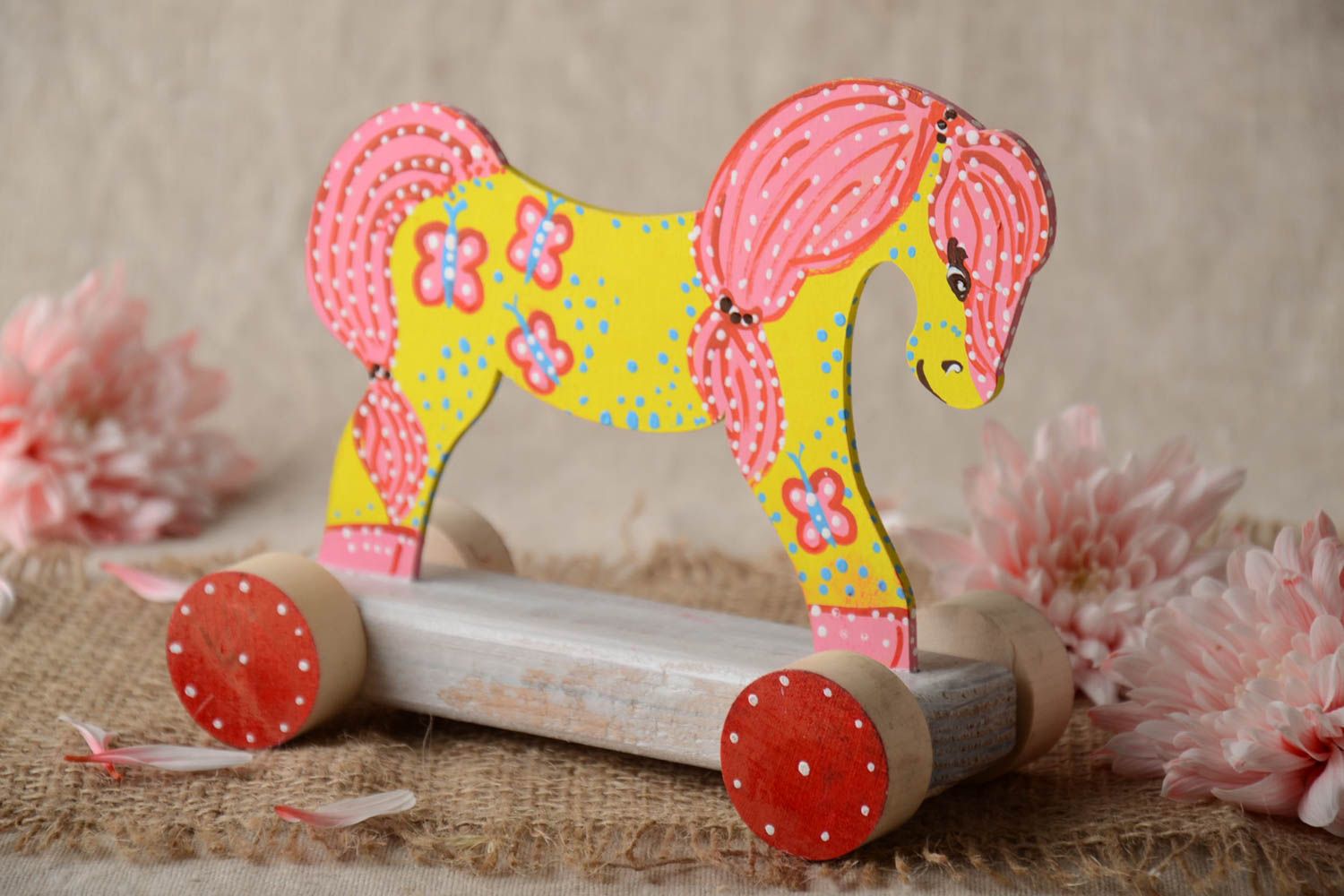 Игрушка лошадка на колесиках небольшая деревянная разноцветная ручная работа  фото 5