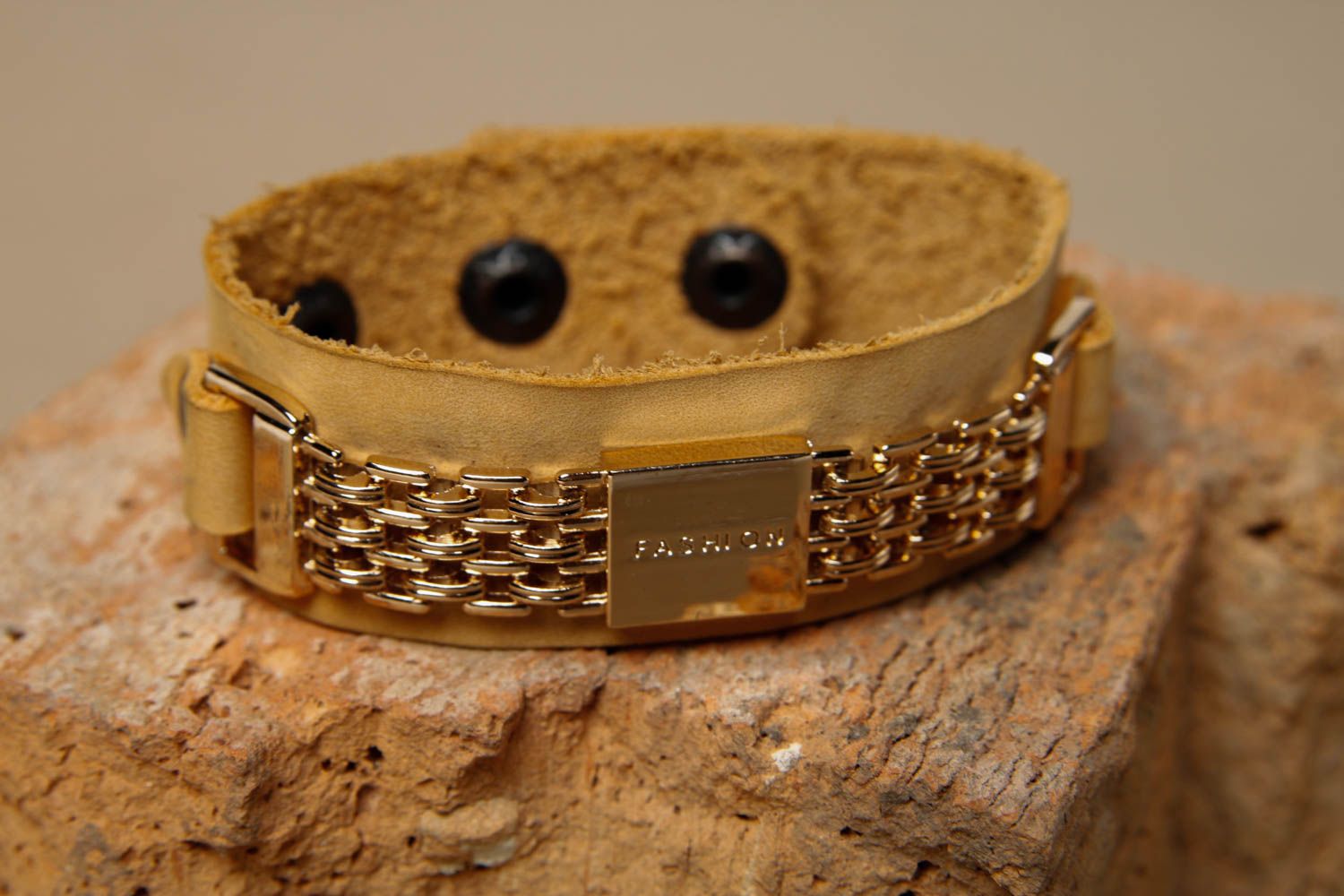 Bracelet cuir Bijoux fait main jaune large en métal design Accessoire femme photo 1