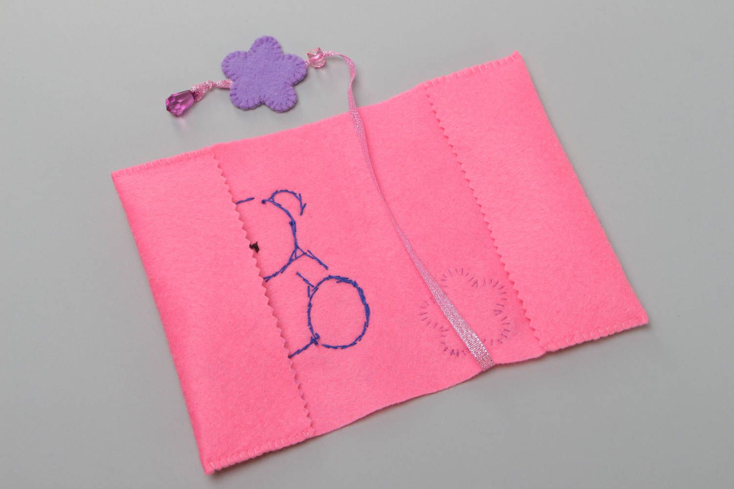 Handmade decorative passport cover sewn of pink felt with image of bear for girl photo 3