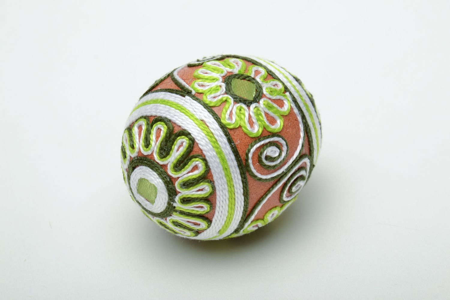 Декоративное пасхальное яйцо авторского дизайна украшенное нитками фото 4