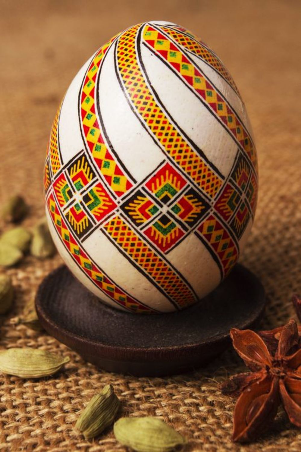 L'uovo di Pasqua dipinto a mano L'uovo decorativo fatto a mano L'uovo pasquale
 foto 1