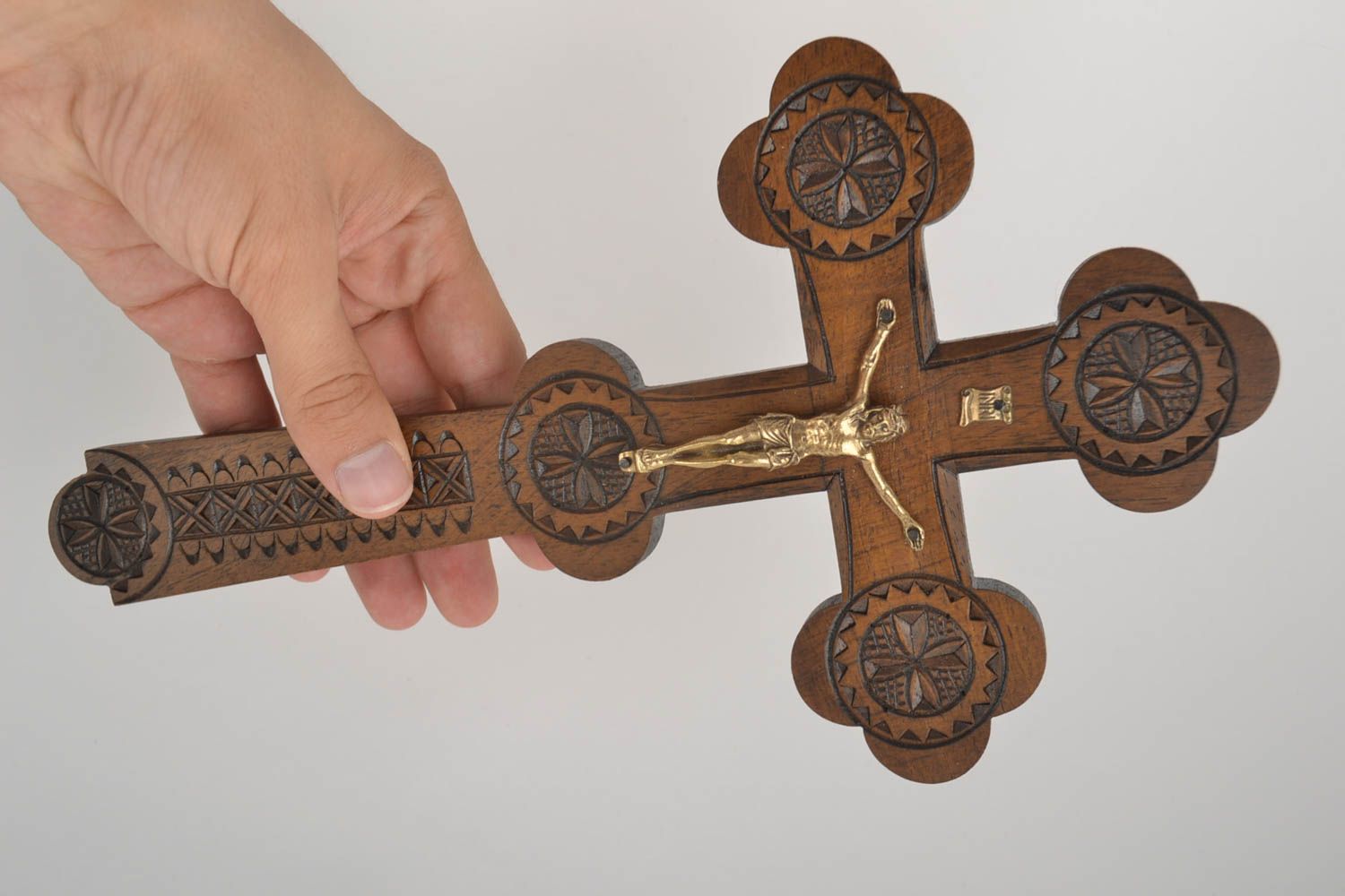 Крест ручной работы крест из дерева украшение на стену крест с распятием фото 5