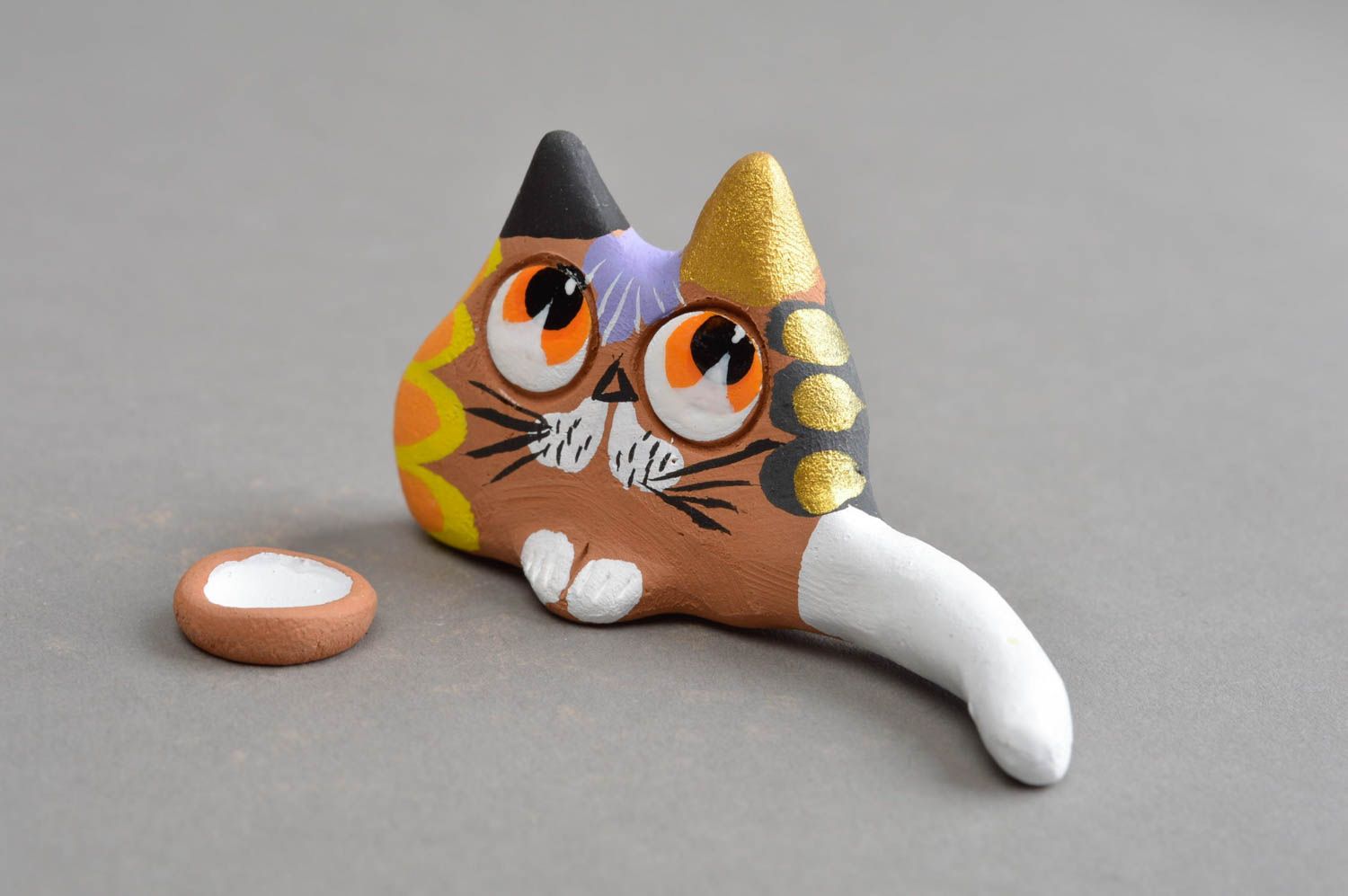 Забавный сувенир ручной работы из глины кот коричнево оранжевый с белым хвостом фото 3