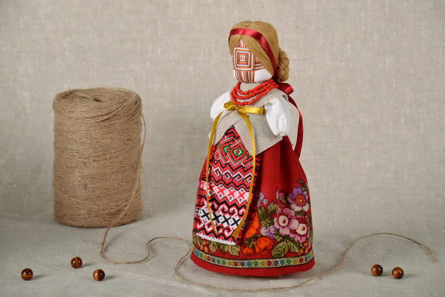 Dekorative Puppe im roten Kleid foto 1