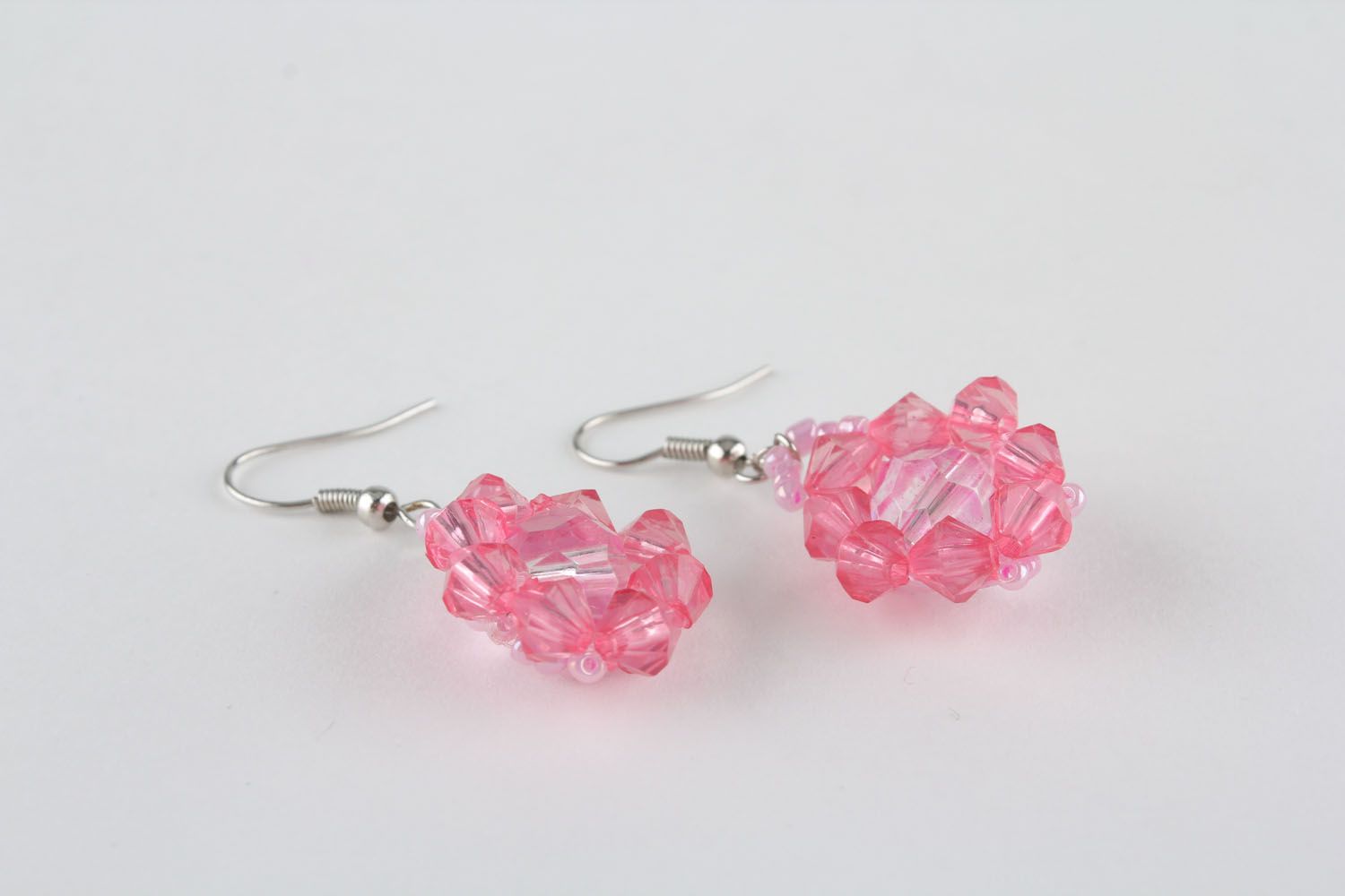Boucles d'oreilles roses en perles de rocaille photo 2