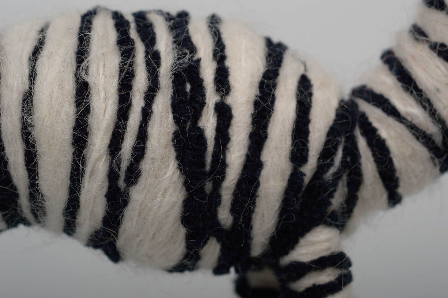 Peluche chat rayé Jouet fait main en fils synthétiques et de laine Cadeau enfant photo 4