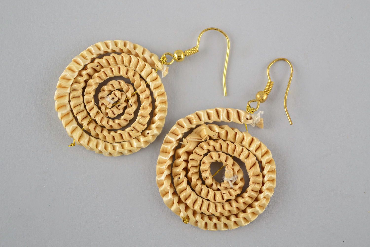 Spiral Earrings made of straw photo 4