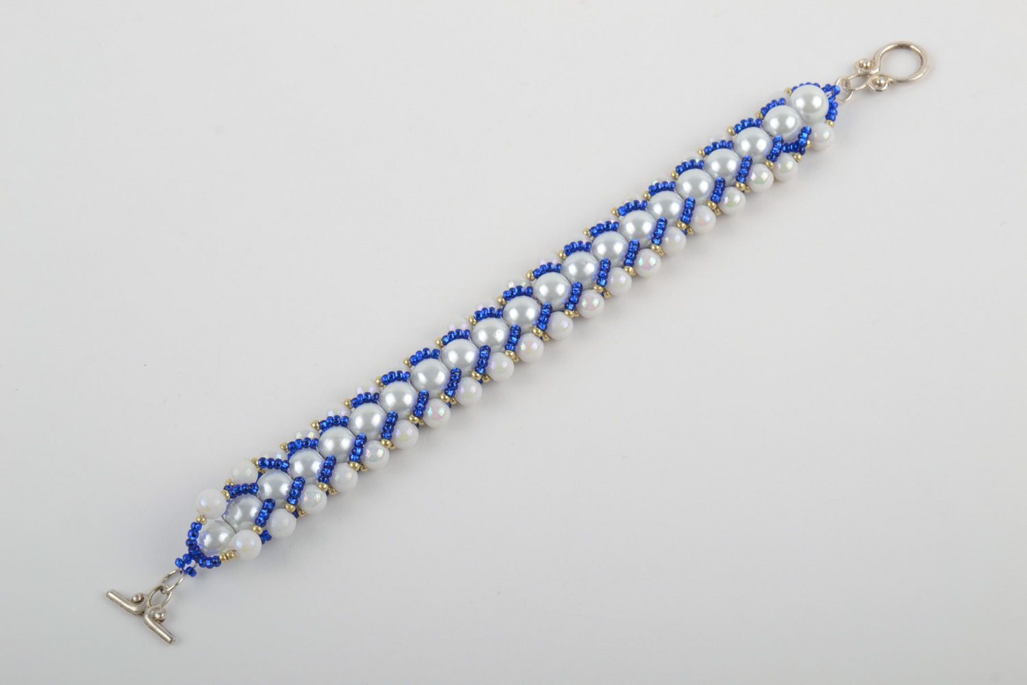 Bracelet en perles de rocaille et perles en plastique large blanc-bleu fait main  photo 2
