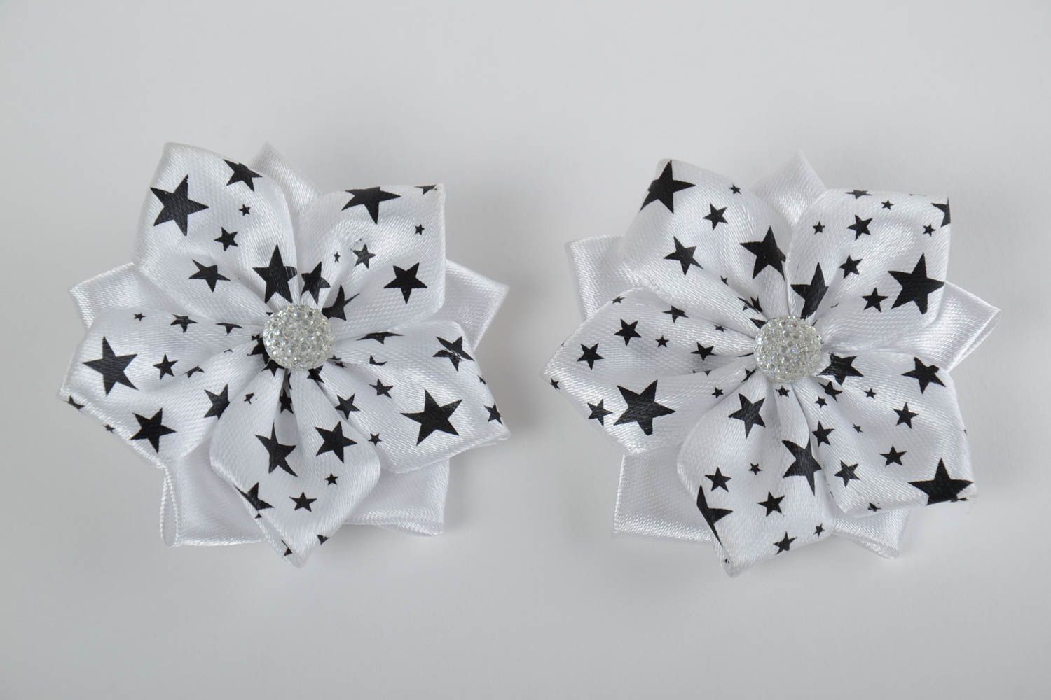 Handgemachte Haarspangen mit Blumen 2 Stück aus Atlasbändern mit Sternen  foto 2