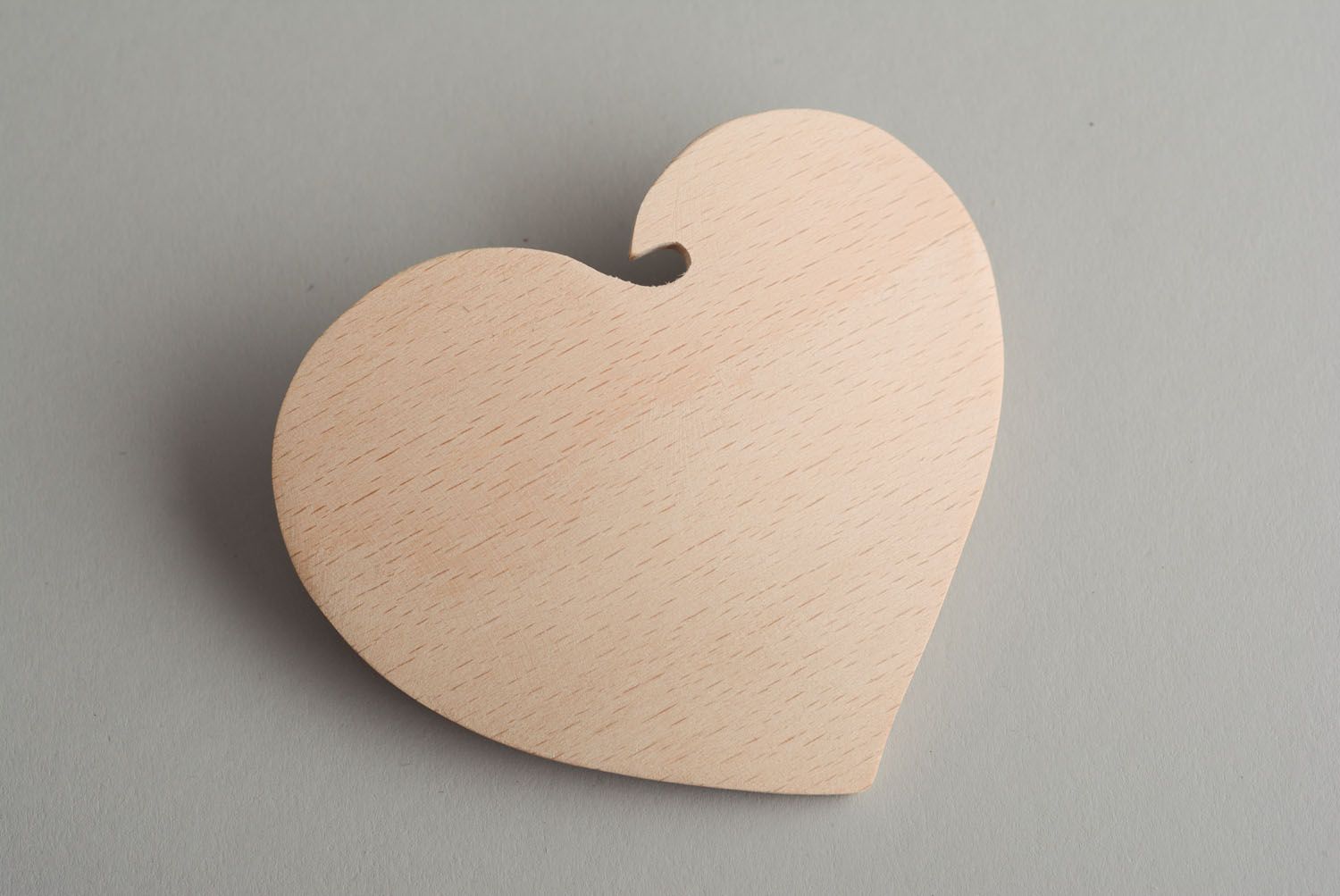Base de madera con forma de corazón foto 3