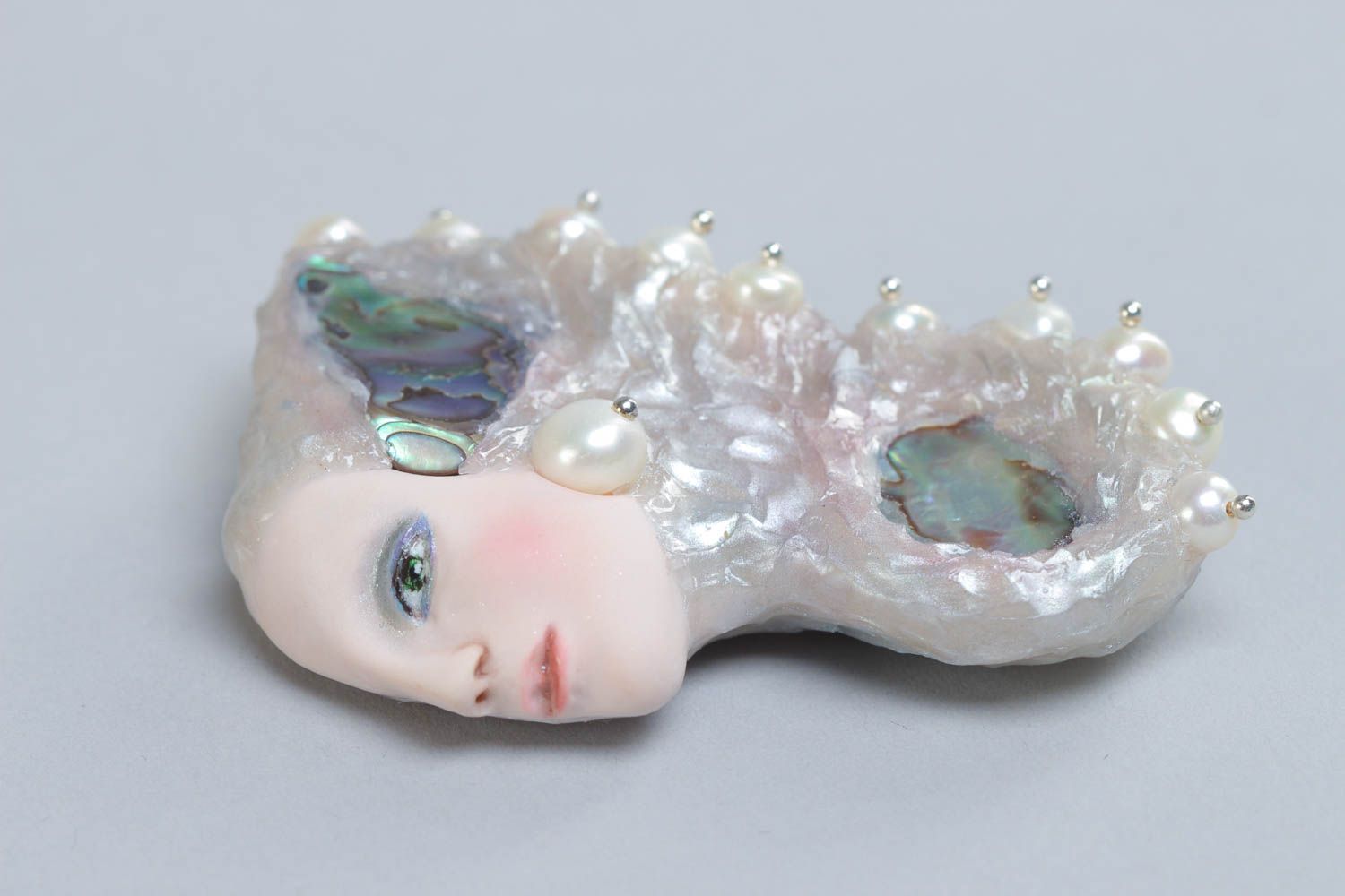Broche en pâte polymère nacre perles fantaisie visage de femme faite main photo 4
