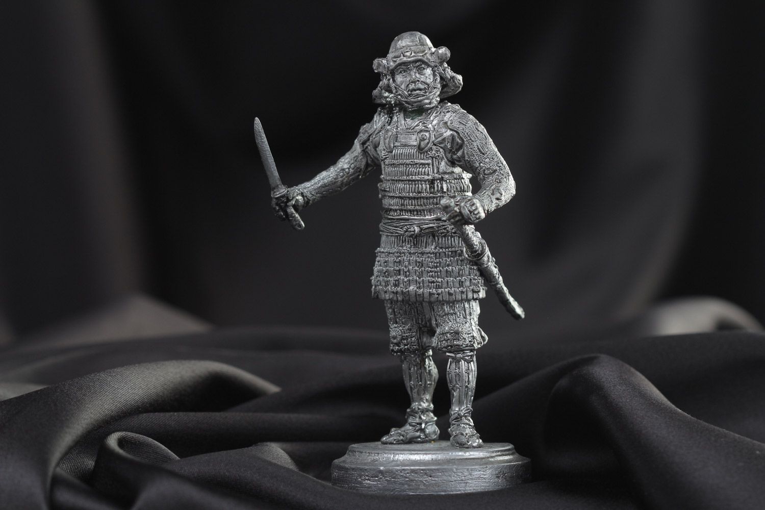 Коллекционная фигурка солдата самурая из олова литая маленькая ручной работы фото 1