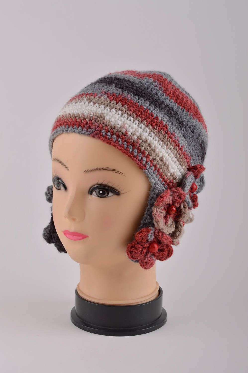 Bonnet cache oreille fait main Chapeau d'hiver rayé Vêtement pour femme design photo 2
