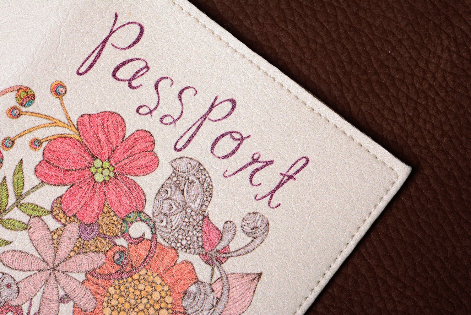 Protège-passeport en cuir naturel avec fleurs accessoire fait à la main photo 4