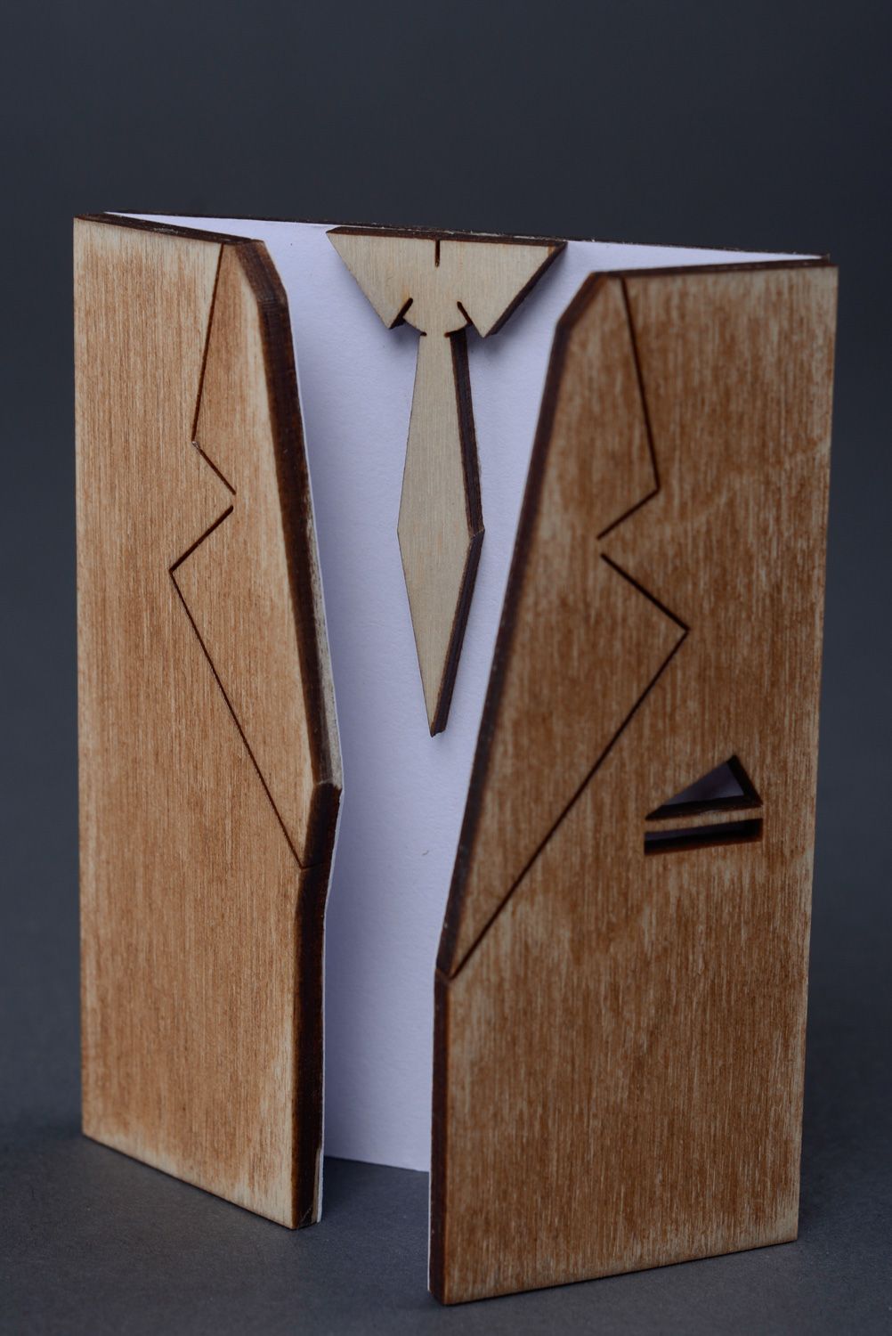 Carte de voeux en bois faite à la main en forme de veste de costume Gentleman photo 2