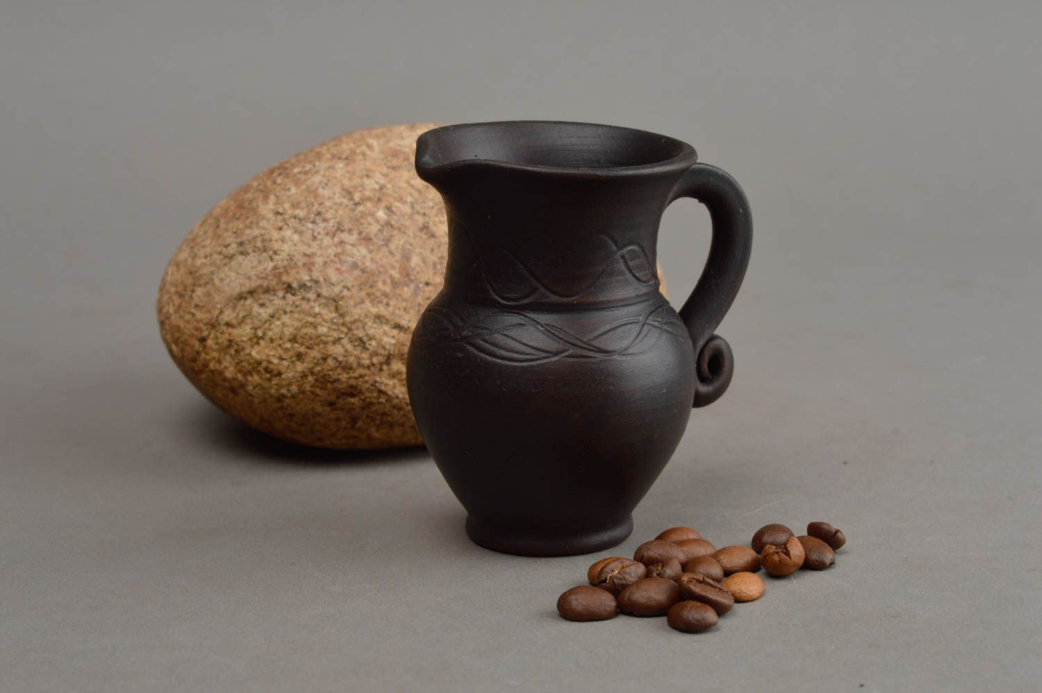 Winzige dekorative Vase aus Ton in Form vom Krug handgemachtes Dekorelement foto 1