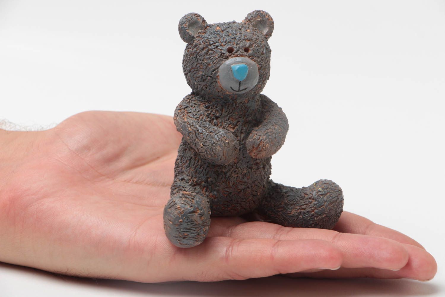 Керамическая статуэтка медвежонок ручной работы расписная небольшая для декора фото 5