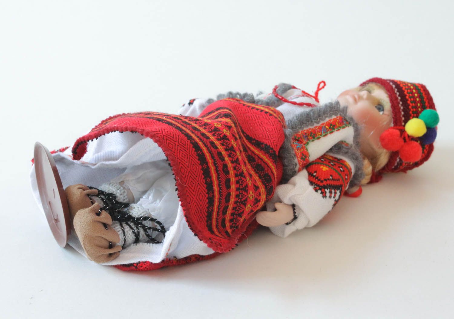 Muñeca de porcelana con traje étnico foto 3