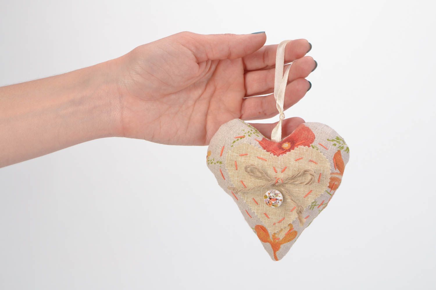 Suspension décorative coeur faite main en tissu beige à motif originale photo 2