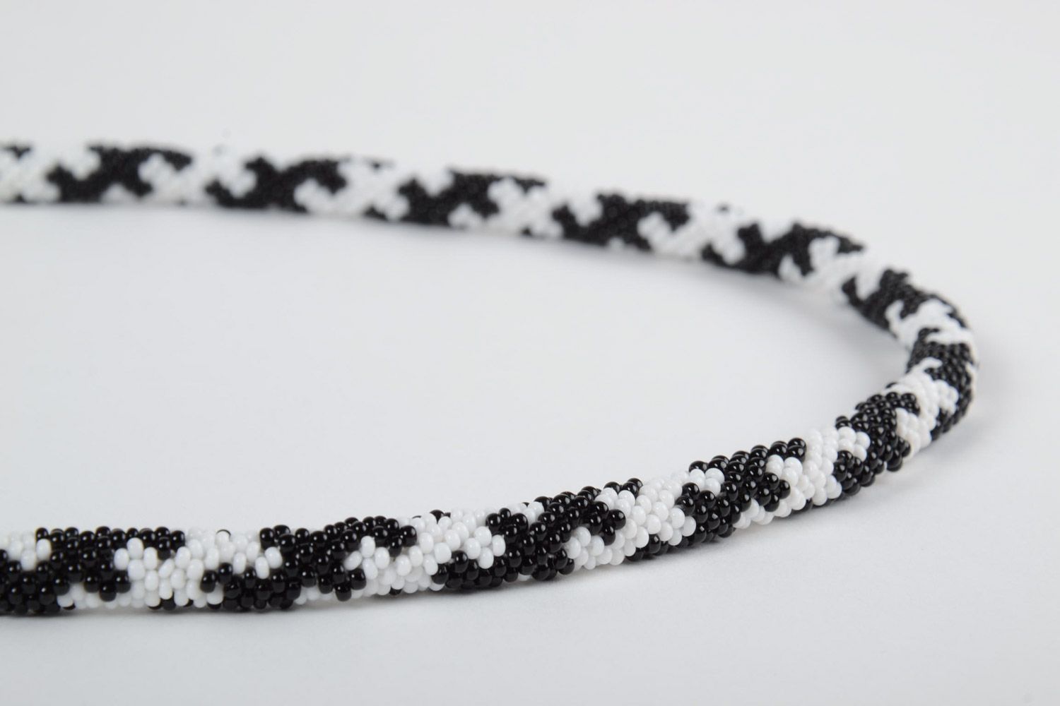 Collier crocheté en perles de rocailles blanc-noir de taille moyenne fait main photo 4