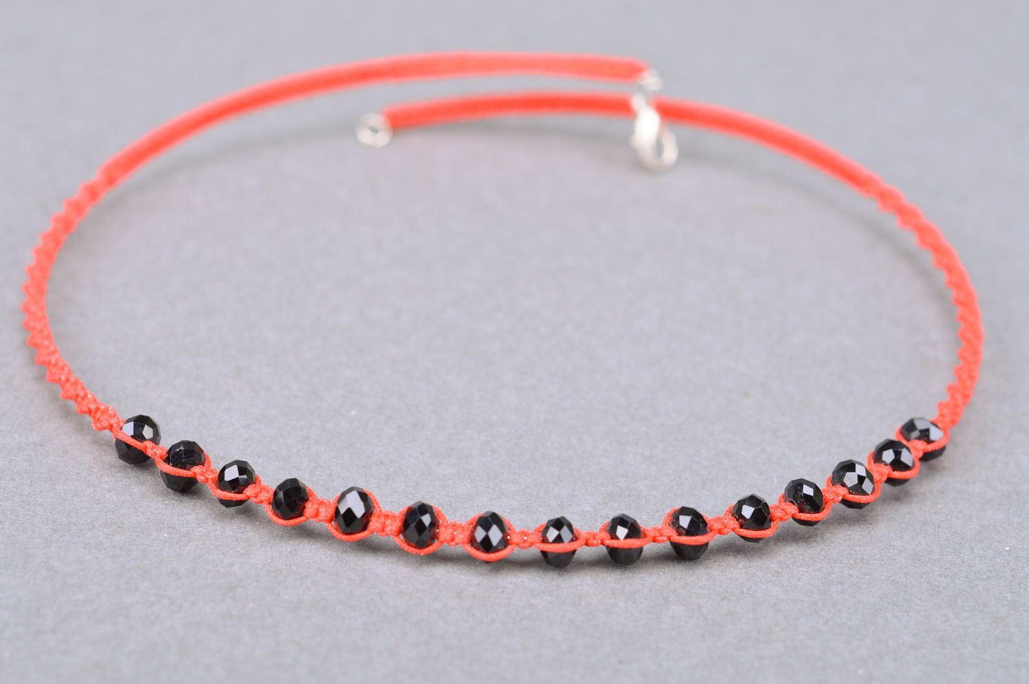 Collier en perles fantaisie noires et fils rouges sur fil métallique fait main photo 2
