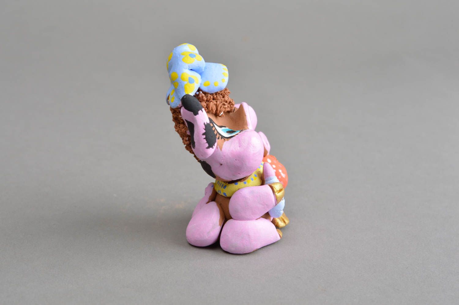 Авторский керамический сувенир ручной работы свинка розового цвета в шапке фото 3