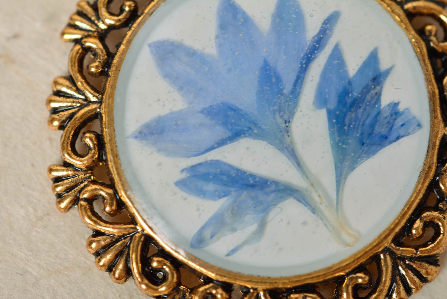 Handmade designer vintage round pendant with blue dried flower in epoxy resin photo 3