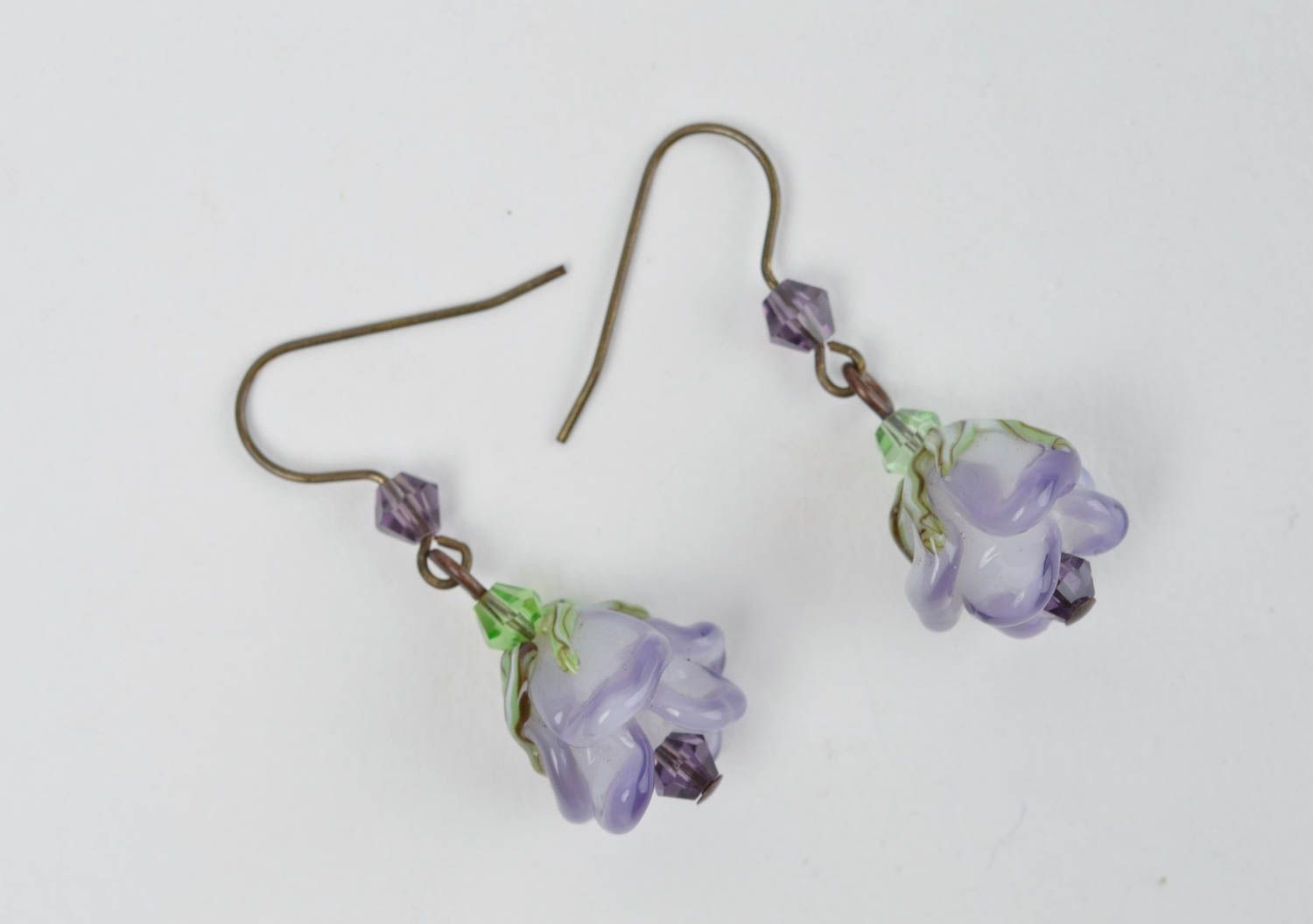 Boucles d'oreilles pendantes Bijou fait main Cadeau femme en verre fleurs lilas photo 2