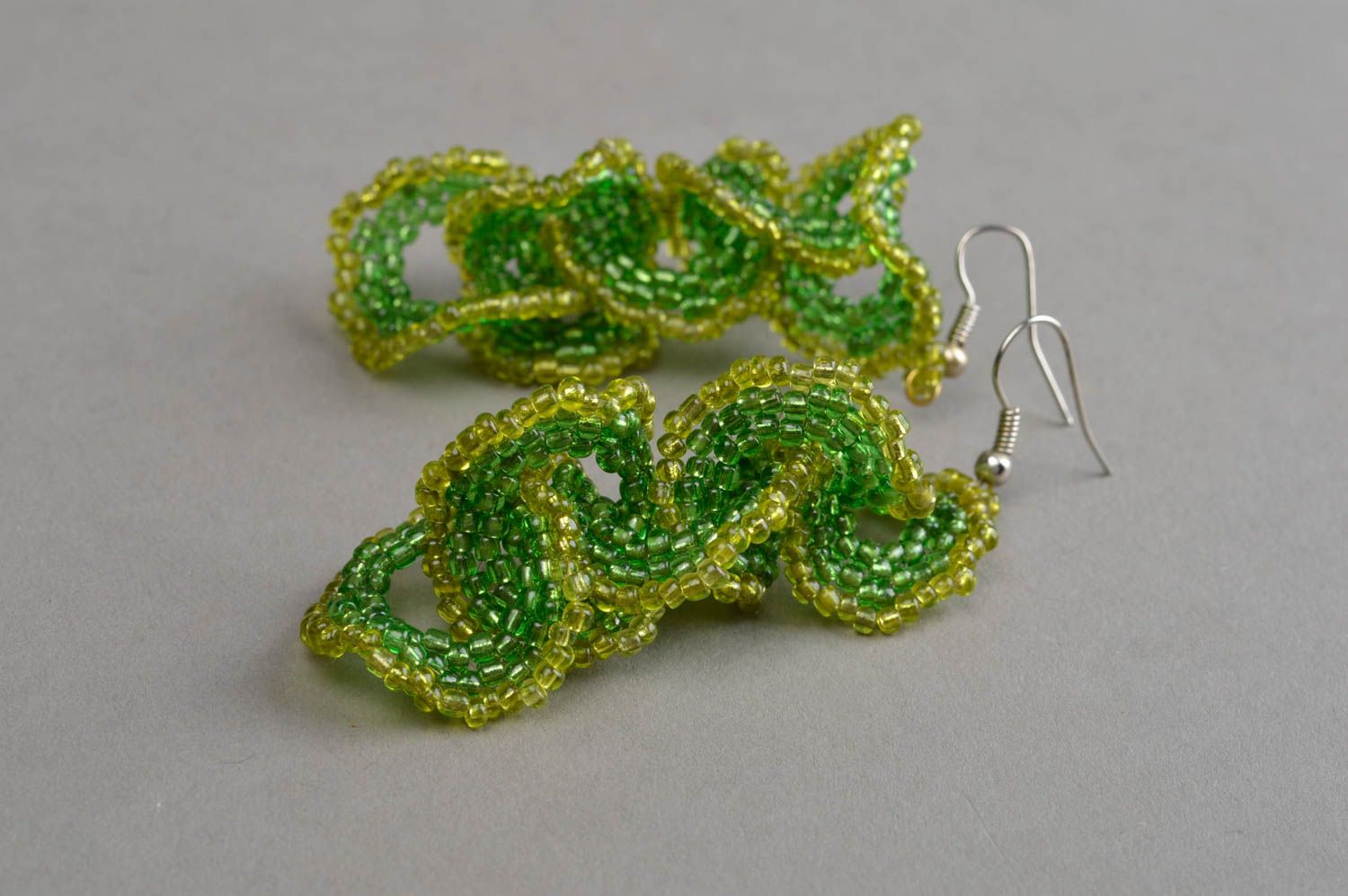 Серьги из бисера ручной работы с подвесками плетеные зеленые авторские фото 3