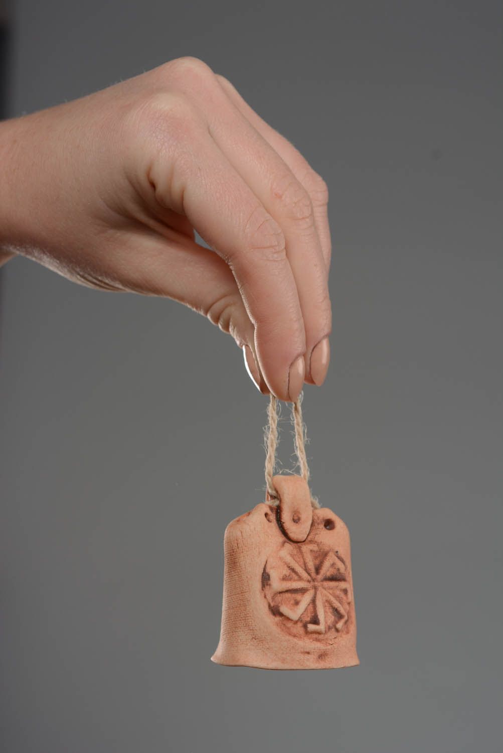 Колокольчик из глины ручной работы керамический колокольчик славянский оберег  фото 3