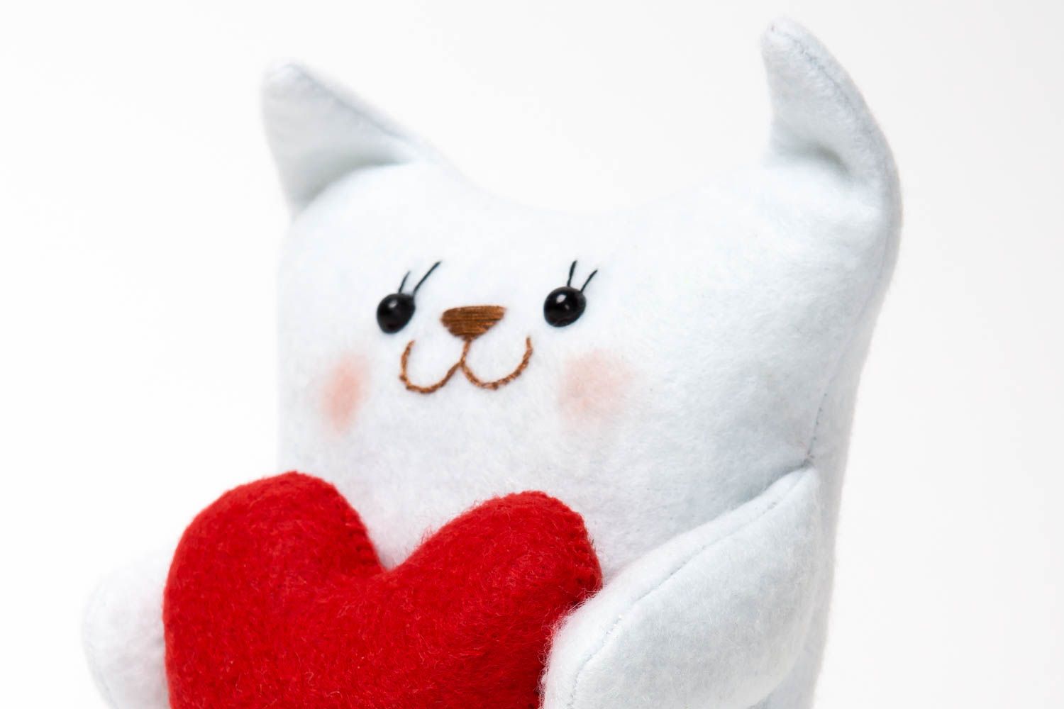 Peluche chat blanc avec coeur Jouet fait main en feutre Cadeau original photo 2