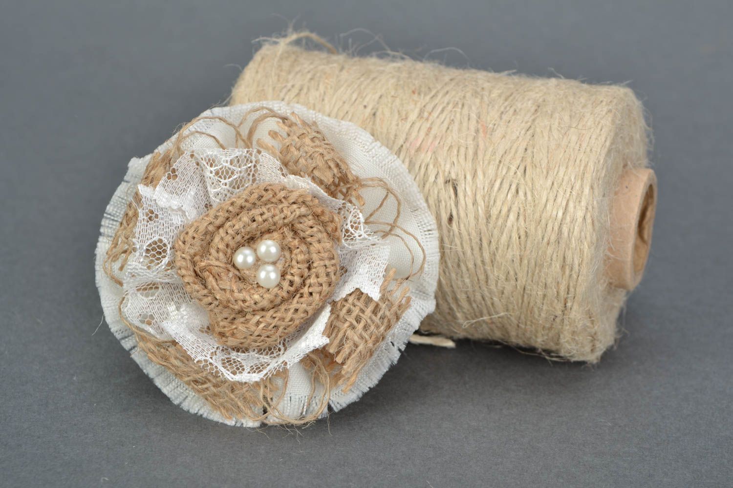 Künstlerische Brosche Blume aus Textil aus Sackleinen und Spitze von Handarbeit foto 1
