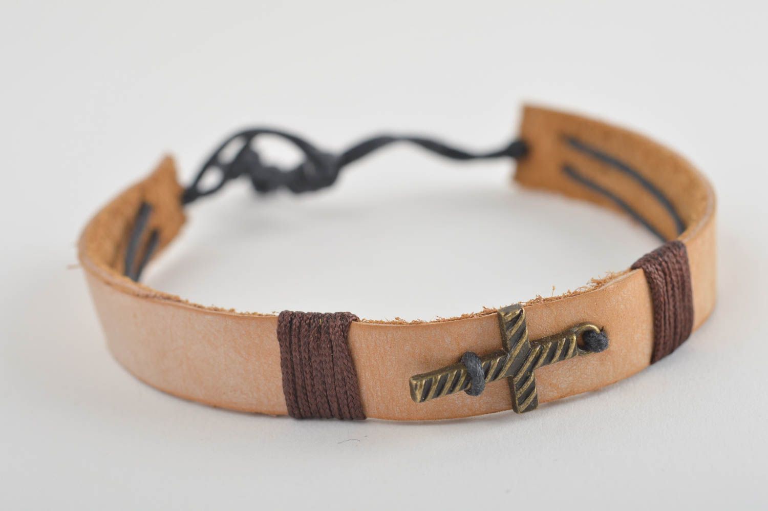 Кожаный браслет ручной работы браслет на руку с крестом украшение из кожи фото 2