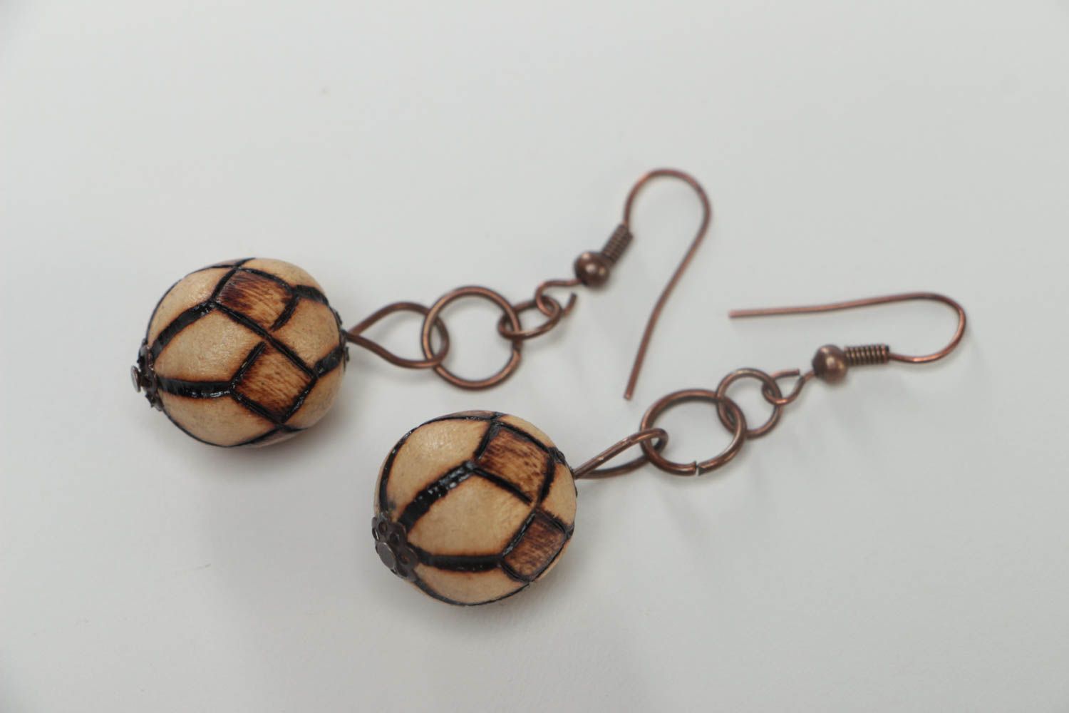 Handmade Ohrringe aus Holz Modeschmuck Ohrhänger Accessoire für Frauen stilvoll foto 2