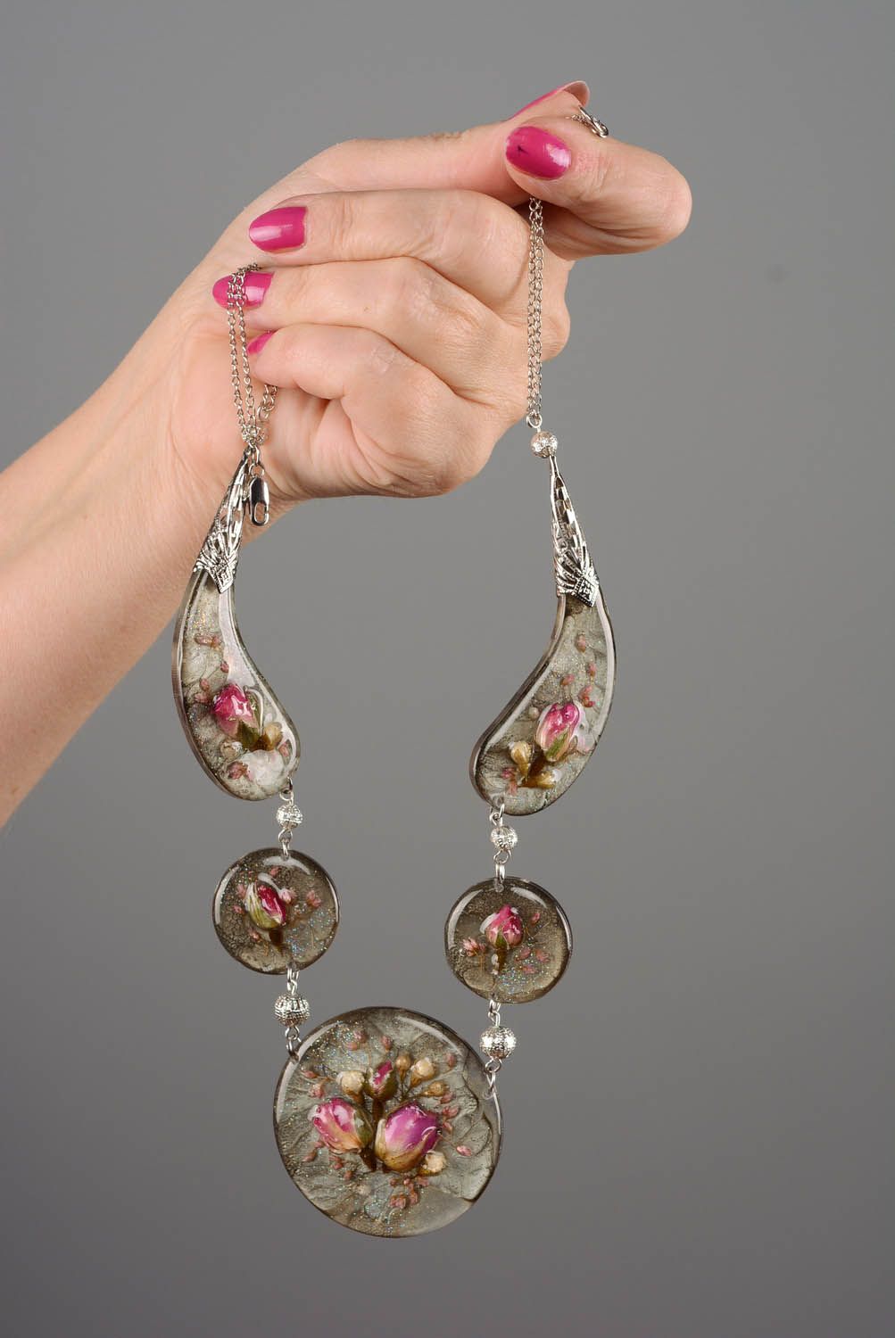 Necklet with dry roses photo 2