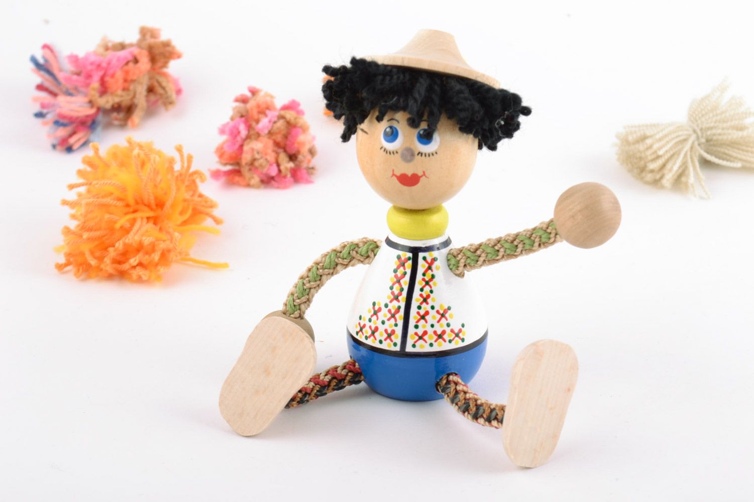 Schönes bemaltes handgemachtes Öko Spielzeug aus Holz Junge in Ethno Kleidung foto 1