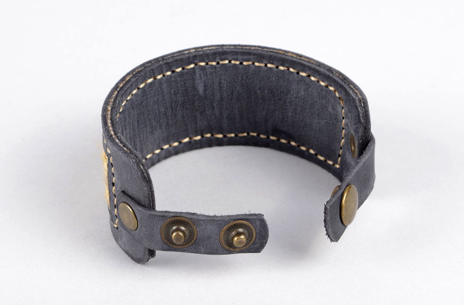 Bracelet large en cuir naturel Bijou fait main design Accessoire femme photo 4