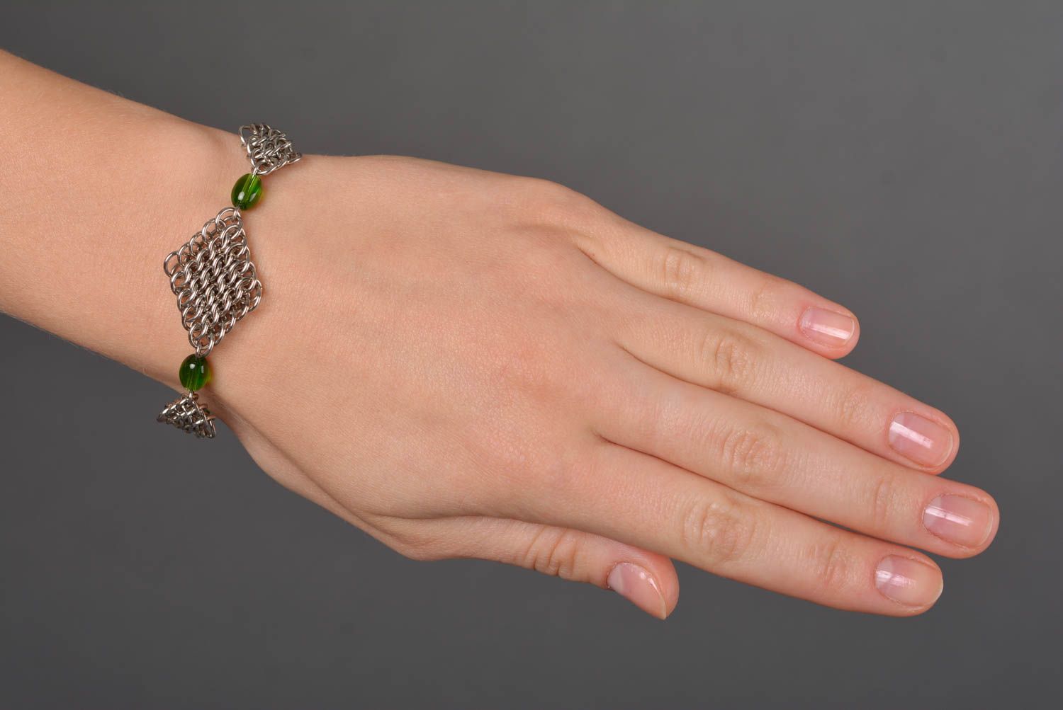 Bracelet design Bijou fait main métal et perles plastiques vertes Cadeau femme photo 3